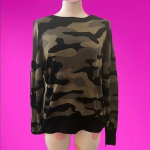 Isaac mizrahi Camo designer sweater top size xl black green sweatshirt used